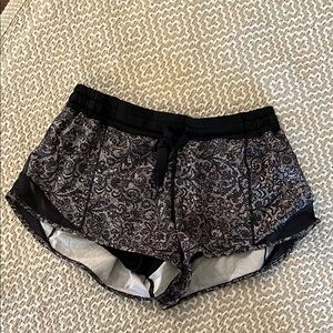 Lululemon size 8 Hotty Hot shorts 2.5”